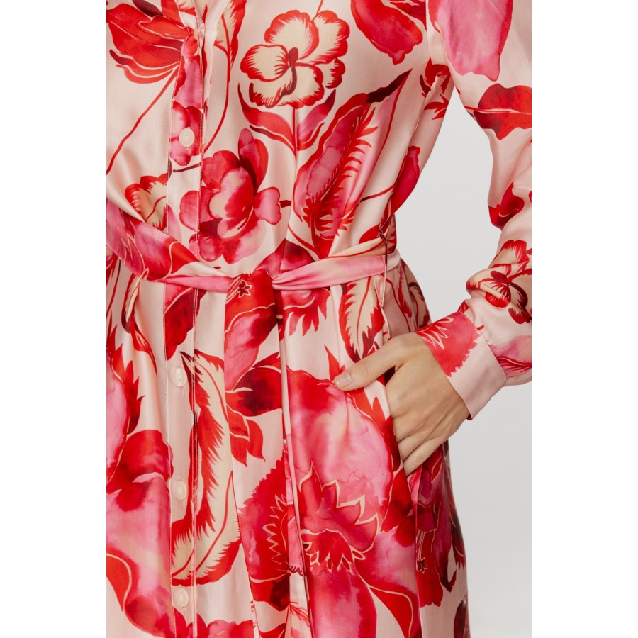 Maxi camisón rojo floral sobre fondo neutro